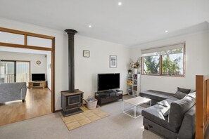 TV, fireplace - Holiday on Minifie (Anglesea)