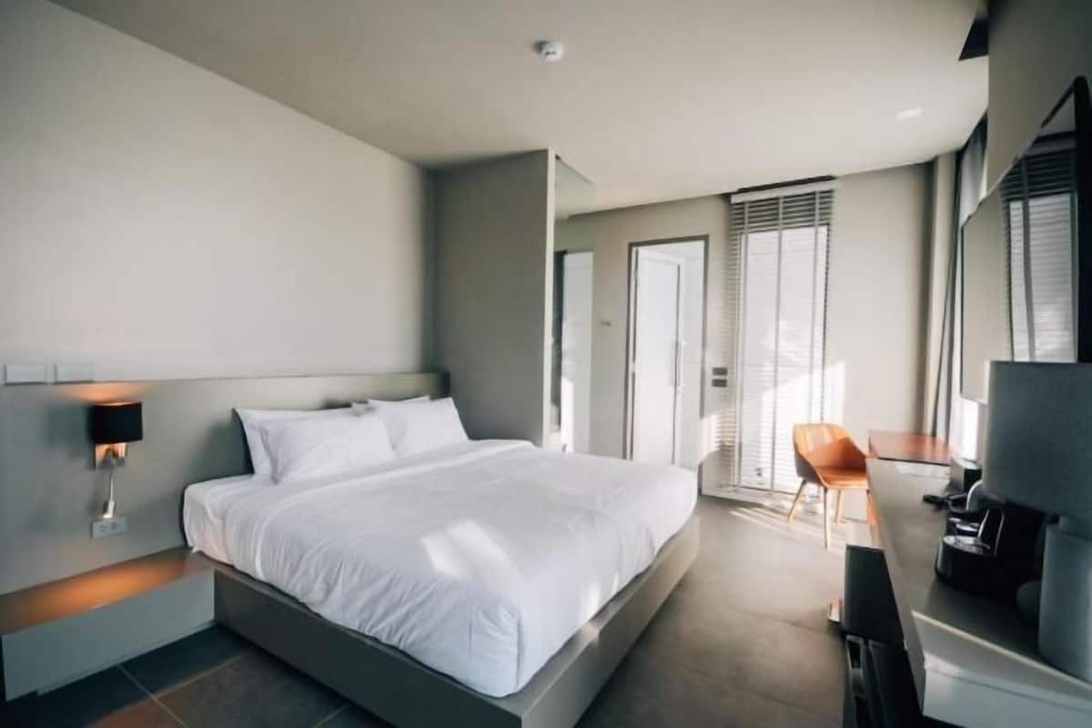 1 bedroom, in-room safe, desk, blackout curtains