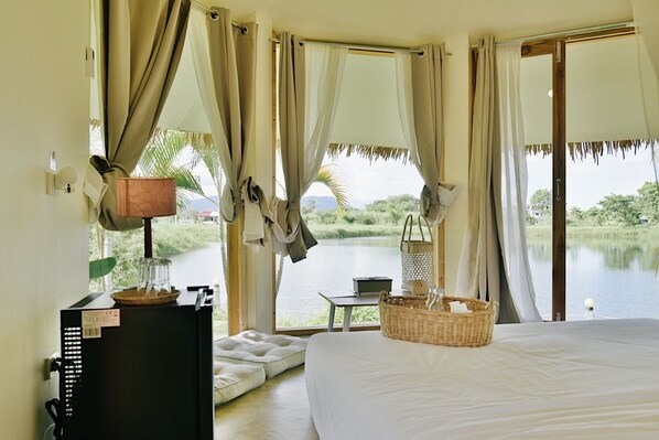 Casa de campo | Caja de seguridad en la habitación, escritorio y cortinas blackout 