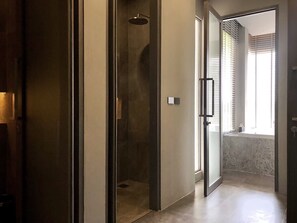 Family Room | Bathroom | Free toiletries, hair dryer, slippers, towels - DOOWALL HOTEL (Mae Lao)