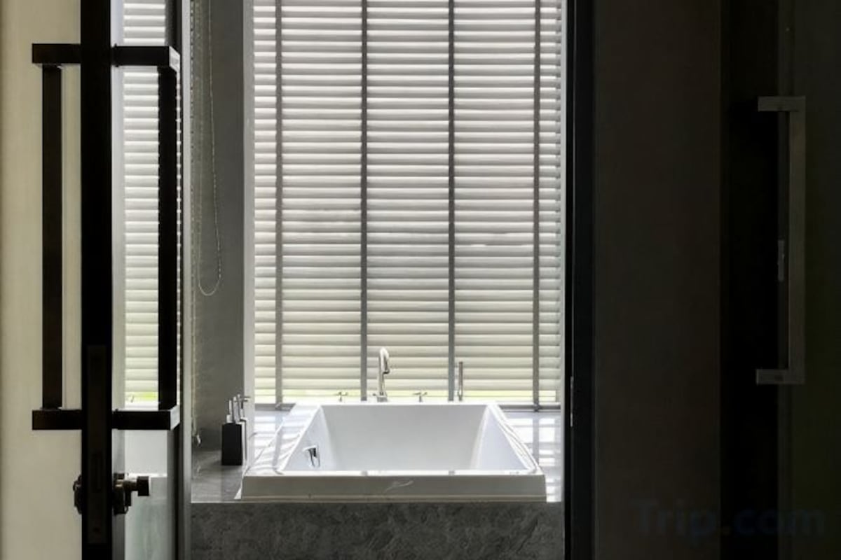 Kamar mandi | Perlengkapan mandi gratis, pengering rambut, sandal, dan handuk