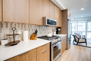Réfrigérateur, micro-ondes, plaque de cuisson, lave-vaisselle