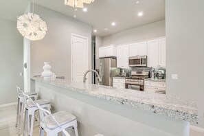 Réfrigérateur, micro-ondes, plaque de cuisson, lave-vaisselle