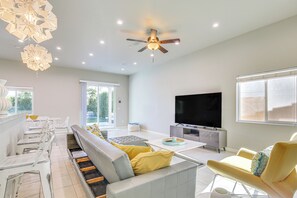 Télévision, lecteur de DVD, livres