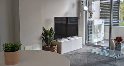 Modern 1br split-level apartment