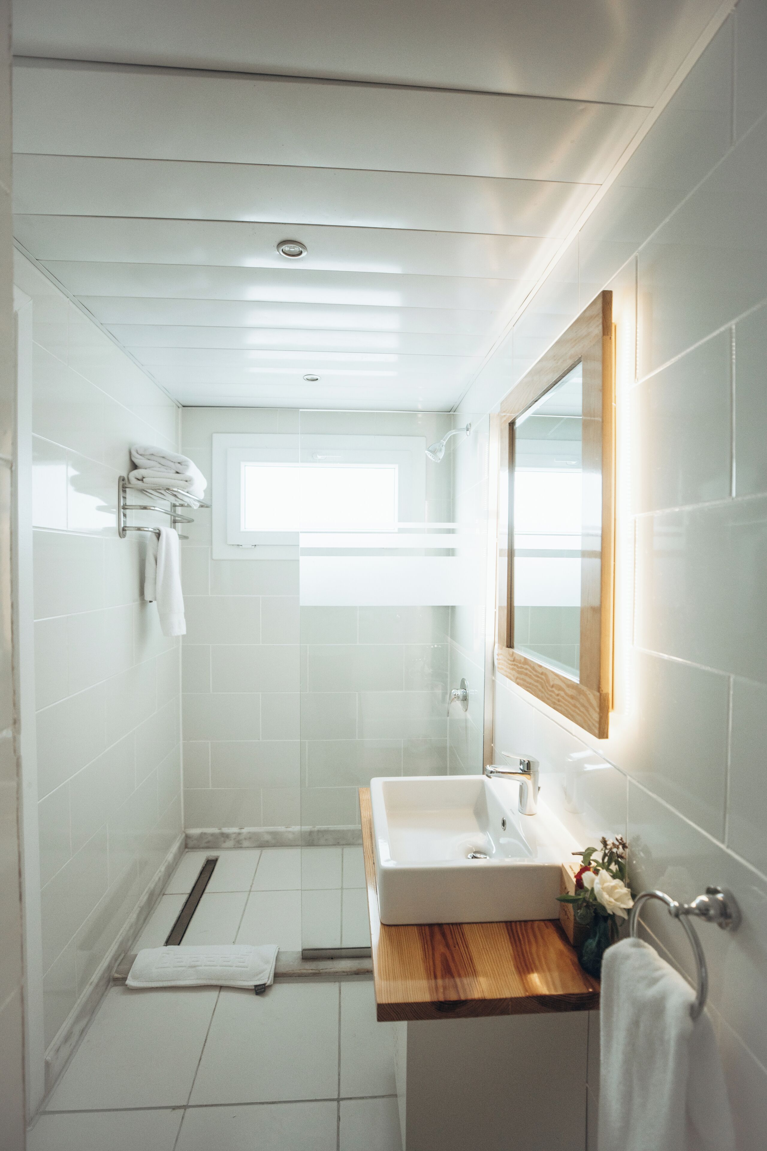 Deluxe Double or Twin Room | Bathroom | Shower, rainfall showerhead, slippers, towels