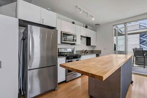 Fridge, microwave, stovetop, dishwasher - Vibrant Urban Loft in the Core of Little Italy (San Diego)
