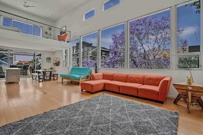 TV - Vibrant Urban Loft in the Core of Little Italy (San Diego)