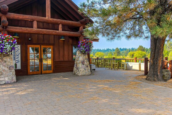 Outdoor dining - Lovely house near skiing , pool, hot tub & sports courts access (Sunriver)