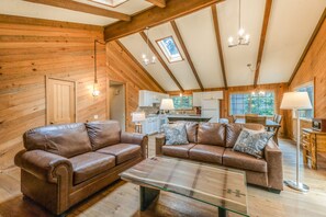 TV, fireplace, offices - Lovely house near skiing , pool, hot tub & sports courts access (Sunriver)