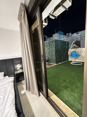 1 chambre, bureau, fer et planche à repasser, accès Internet