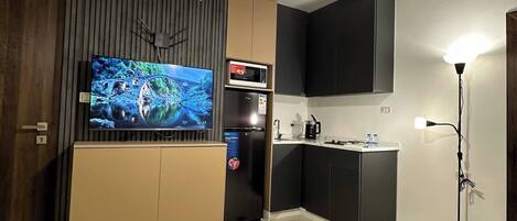 Réfrigérateur, micro-ondes, plaque de cuisson