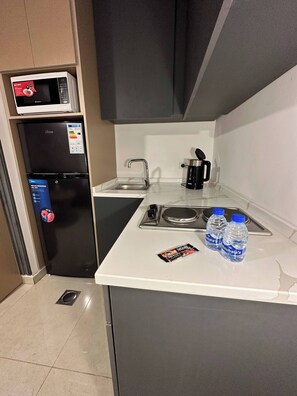 Een koelkast, een magnetron, een kookplaat