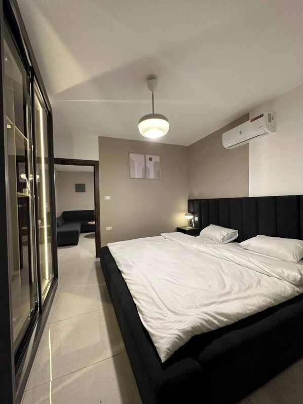 1 makuuhuone, työpöytä, silitysrauta/-lauta, internet