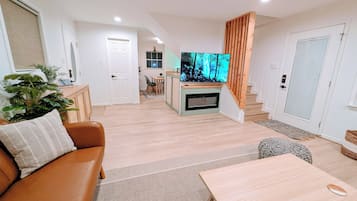 Smart-TV, Kamin, Bücher