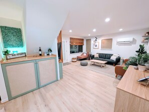 Smart TV, chimenea, libros