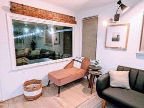 TV connectée, cheminée, livres