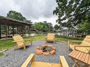 Property grounds - Boathouse, 2 King Beds, Firepit, Huge Yard + Pet-Friendly! Peaceful & Luxurious (Livingston)