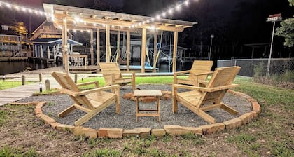 Boathouse, 2 King Beds, Firepit, Huge Yard + Pet-Friendly! Peaceful & Luxurious