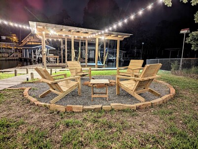 Boathouse, 2 King Beds, Firepit, Huge Yard + Pet-Friendly! Peaceful & Luxurious