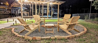 Boathouse, 2 King Beds, Firepit, Huge Yard + Pet-Friendly! Peaceful & Luxurious