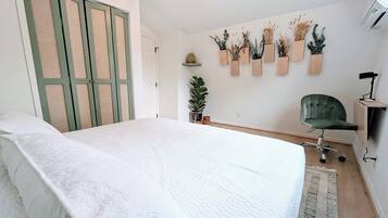 2 slaapkamers, een bureau, een strijkplank/strijkijzer, gratis wifi