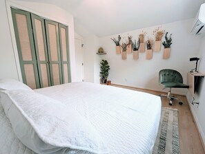 2 makuuhuonetta, työpöytä, silitysrauta/-lauta, ilmainen Wi-Fi