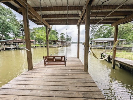 Unterkunftsgelände. Boathouse, 2 King Beds, Firepit, Huge Yard + Pet-Friendly! Peaceful & Luxurious