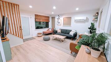 Smart-TV, Kamin, Bücher