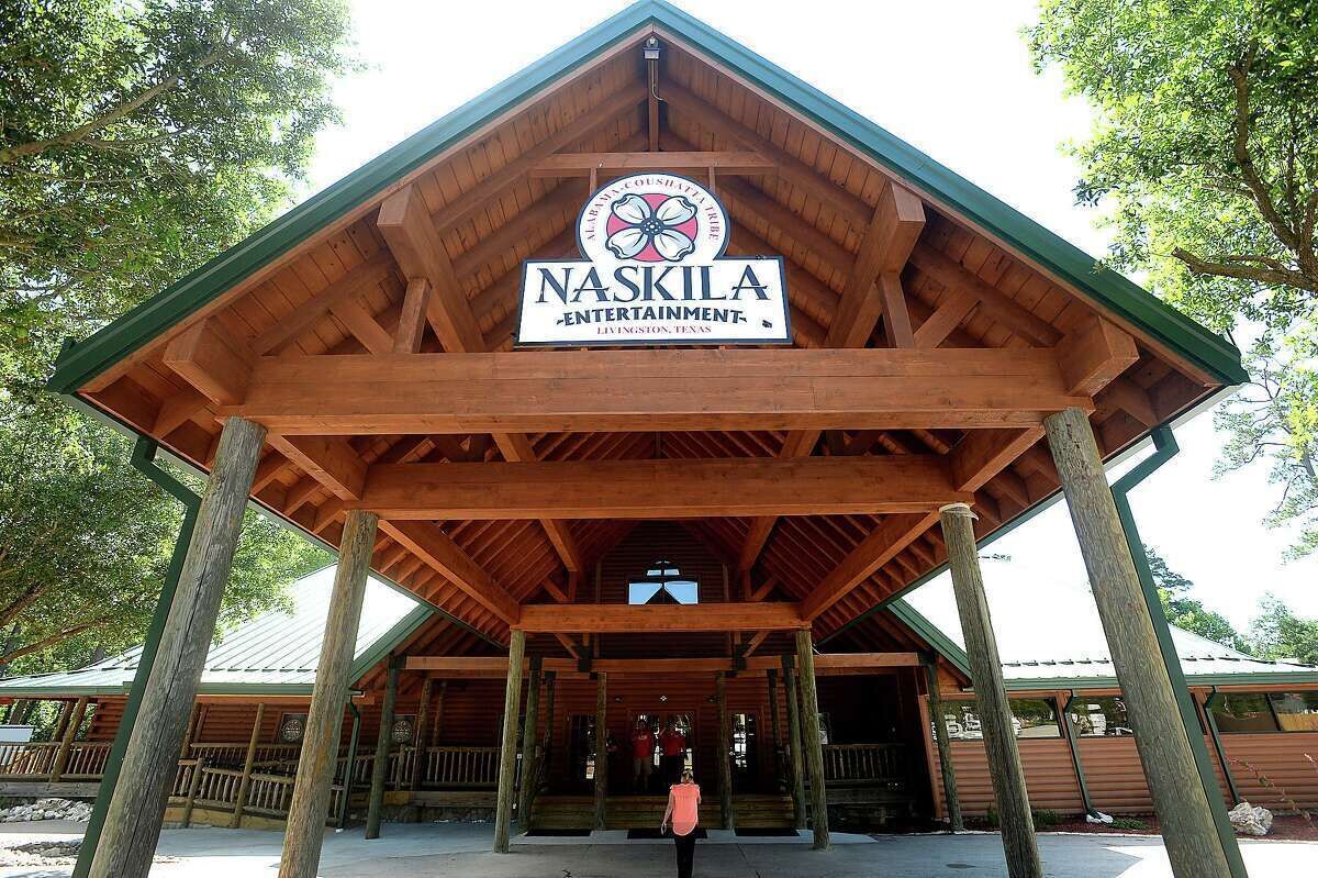 En træstruktur med et skilt, der viser "NASKILA ENTERTAINMENT LIVINGSTON, TEXAS".