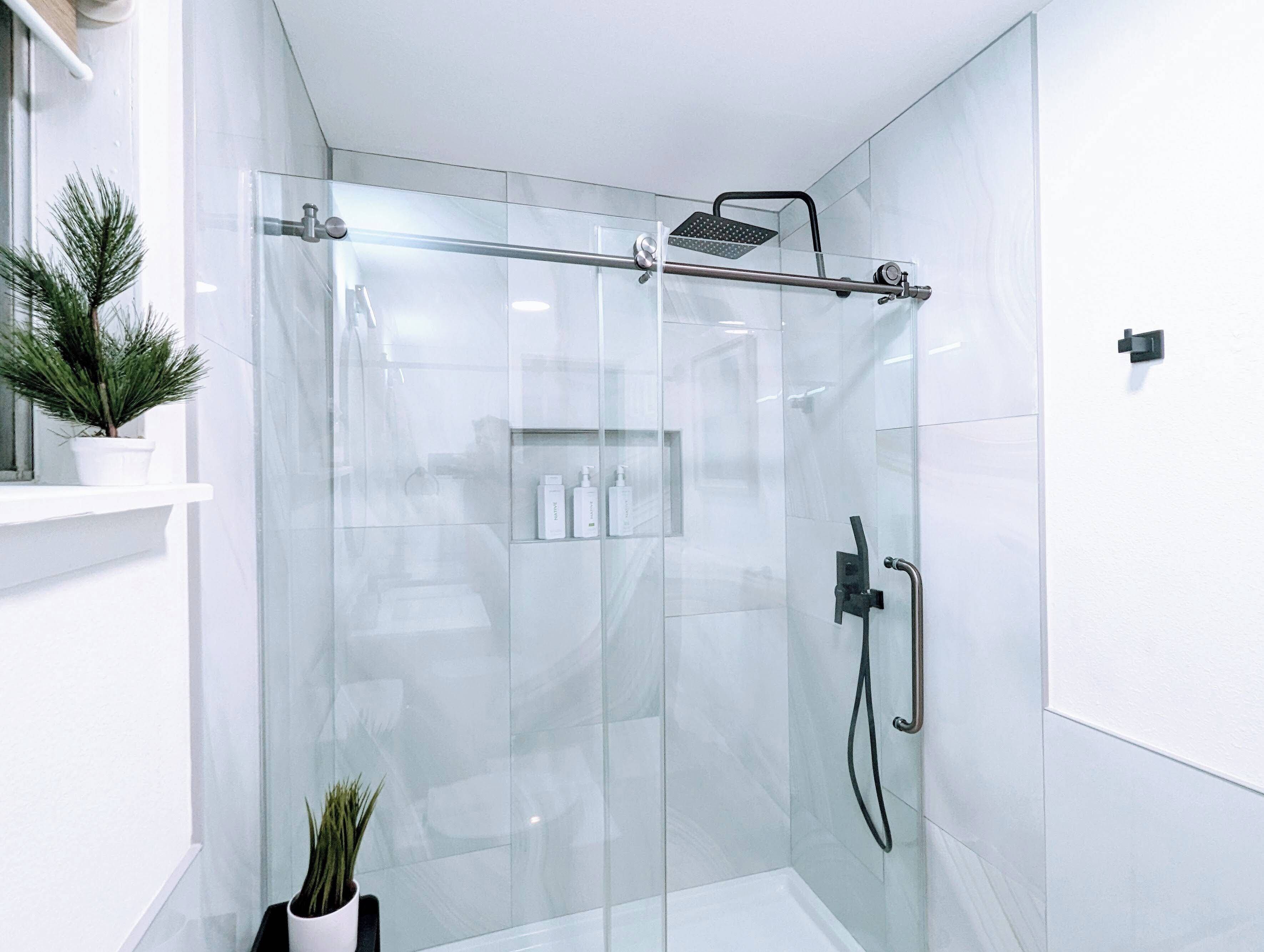 Douche, séchoir à cheveux, serviettes fournies, savon
