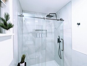 تجهيزات دش، مجففات شعر، مناشف، صابون
