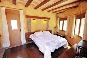 5 camere, una scrivania, ferro/asse da stiro, Wi-Fi