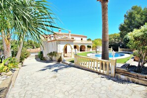 Property grounds - Bahia - spacious family villa with private pool in Moraira (Moraira)