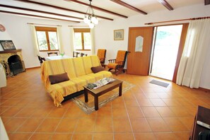 Fernseher, DVD-Player, Stereoanlage