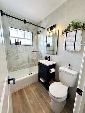 Shower, hair dryer, towels, soap - Stop looking,AquaMaria has it all. (Fort Lauderdale)