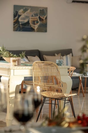 Fernseher, Kamin, Bücher