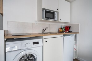 電子レンジ、コンロ、コーヒー / ティーメーカー、調理器具と食器