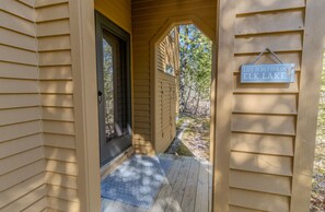 Exterior detail - 3 bedrooms, 2 bathrooms located on Elk Lake for up to 8 guests (Elk Rapids)