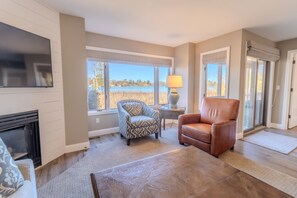 TV - 3 bedrooms, 2 bathrooms located on Elk Lake for up to 8 guests (Elk Rapids)