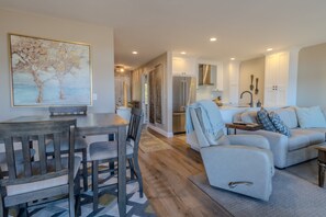 Interior - 3 bedrooms, 2 bathrooms located on Elk Lake for up to 8 guests (Elk Rapids)