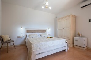 컴포트 트리플룸, 파티오, 정원 전망 | 고급 침구, 오리/거위털 이불, 메모리폼 침대, 미니바