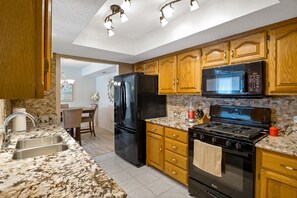 ثلاجة، ميكروويف، فرن، موقد طهي مسطح