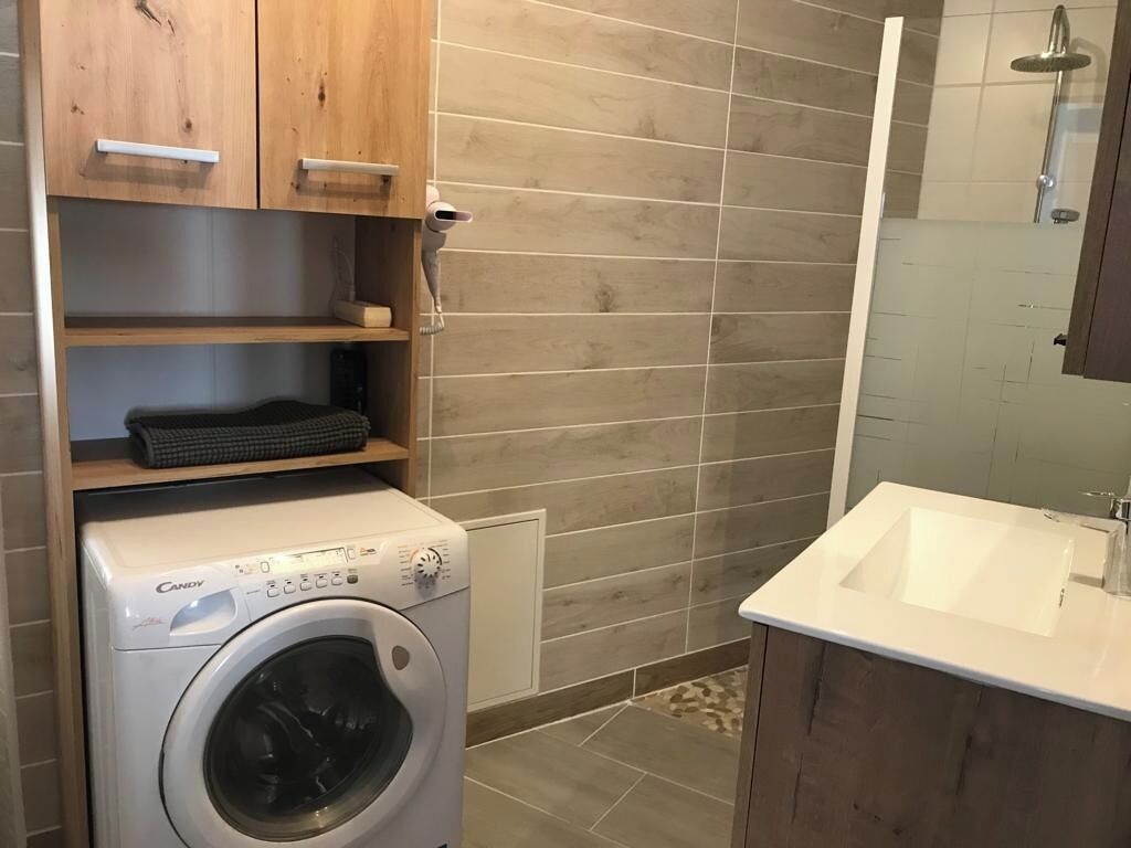 Douche, sèche-cheveux, serviettes fournies, savon