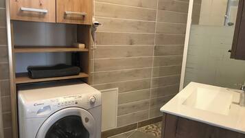 Dusche, Haartrockner, Handtücher, Seife