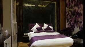 Presidentiële tweepersoonskamer | Een kluis op de kamer, geluiddichte muren, een strijkplank/strijkijzer