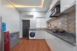 Fridge, microwave, oven, stovetop - Cozy home in Lekki (Swimming Pool/Gym/Snooker Board/ Wifi) (Lekki)