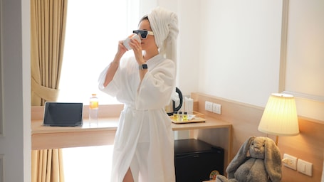 Deluxe Premier Room | Blackout drapes, free WiFi, bed sheets