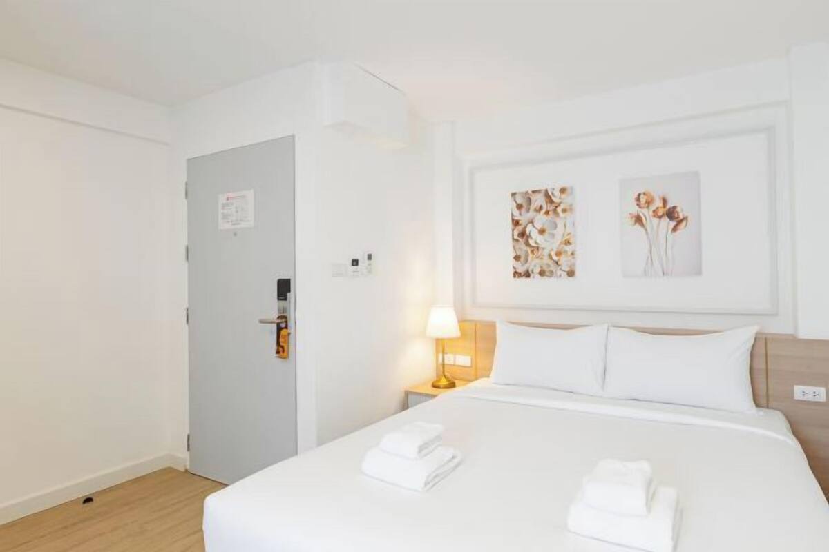 Cortinas blackout, wifi gratis y ropa de cama