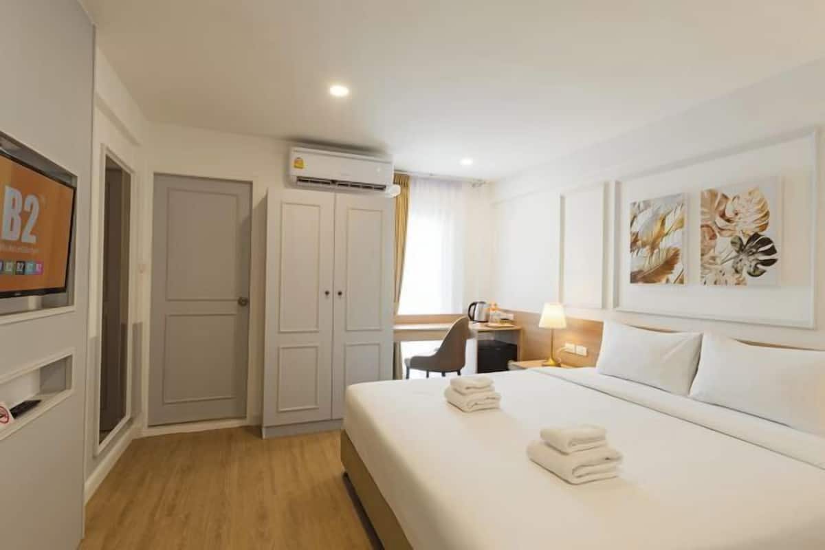 Cortinas blackout, wifi gratis y ropa de cama